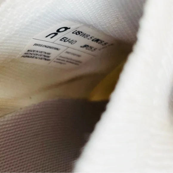 On Running SIZE 8.5 Cloudswift 3 white sneakers - Picture 10 of 10